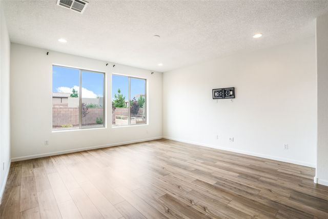 120 Mountaingem Loop, Santa Fe, NM 87508