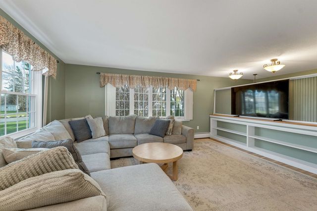6 Castle Drive, Hooksett, NH 03106