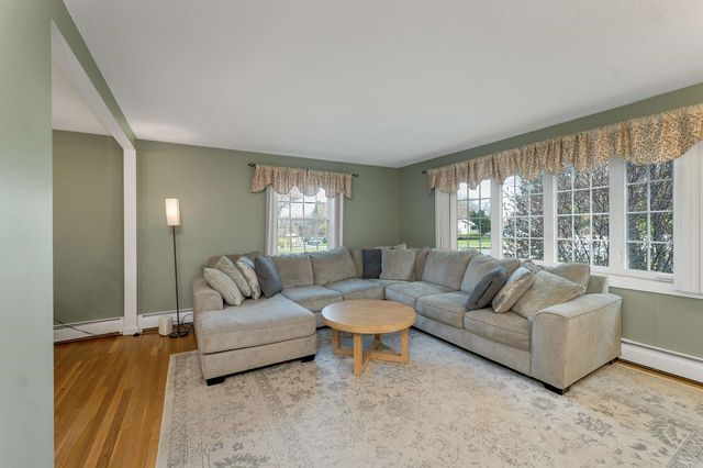 6 Castle Drive, Hooksett, NH 03106