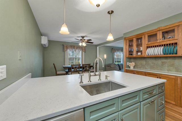 6 Castle Drive, Hooksett, NH 03106