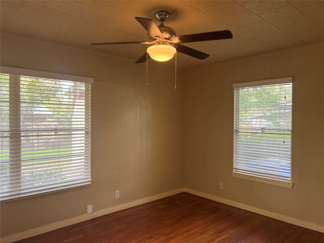 908 Gilmore ST, Taylor, TX 76574