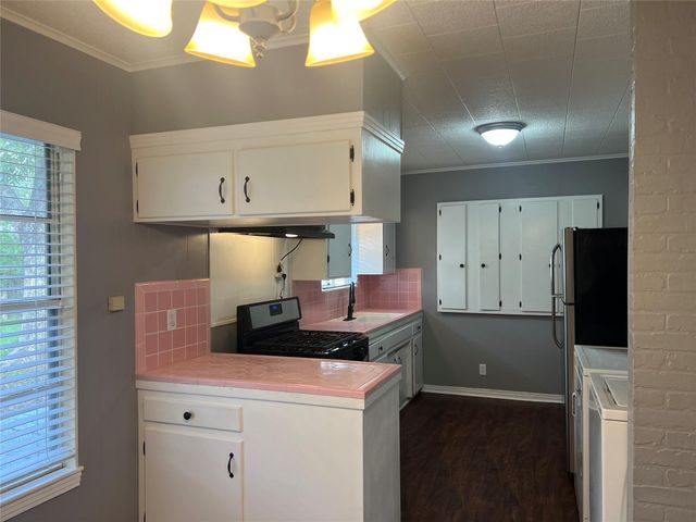 908 Gilmore ST, Taylor, TX 76574