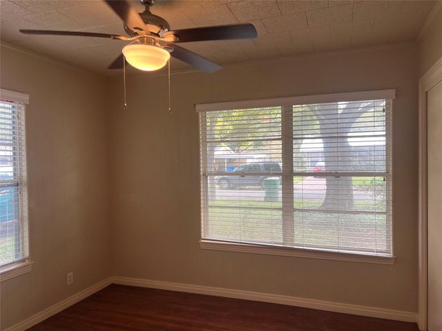 908 Gilmore ST, Taylor, TX 76574