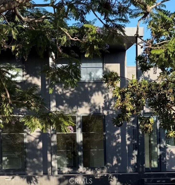 2002 Virginia, Los Angeles, CA 90016