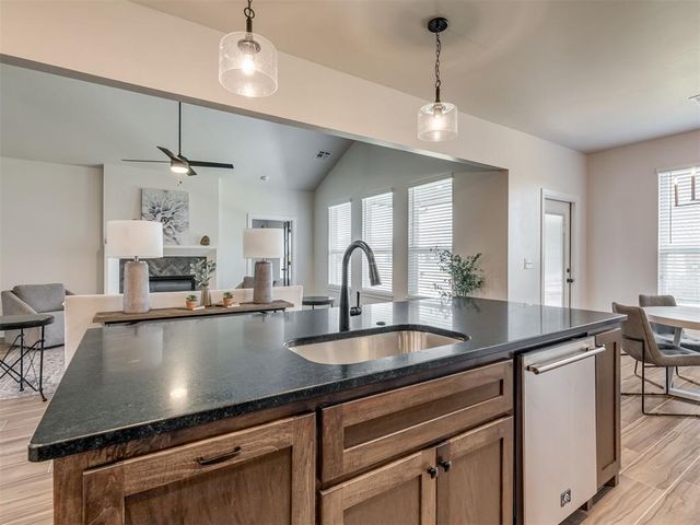 4900 Vine Cliff Road, Mustang, OK 73064