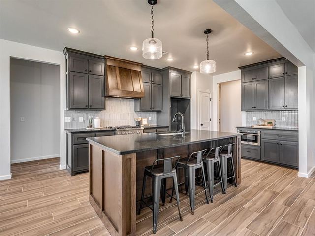 4900 Vine Cliff Road, Mustang, OK 73064