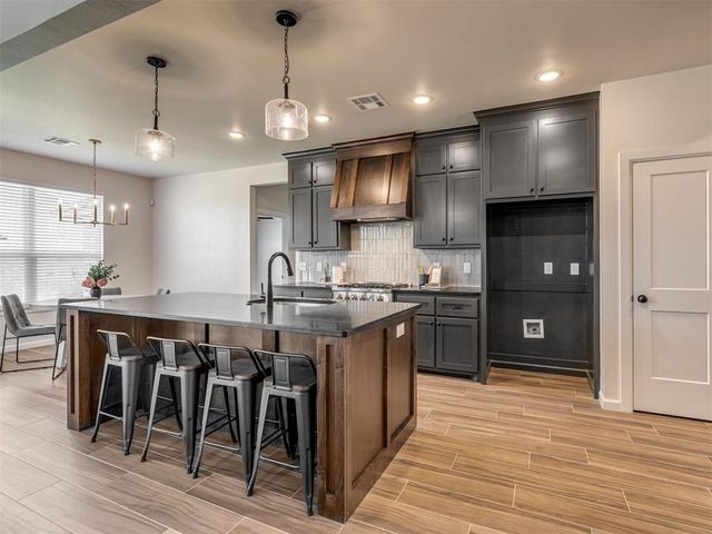 4900 Vine Cliff Road, Mustang, OK 73064