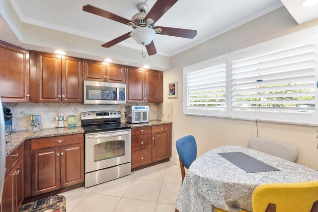 3590 Via Poinciana 107, Lake Worth, FL 33467