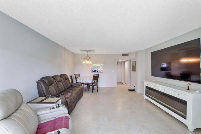 3590 Via Poinciana 107, Lake Worth, FL 33467