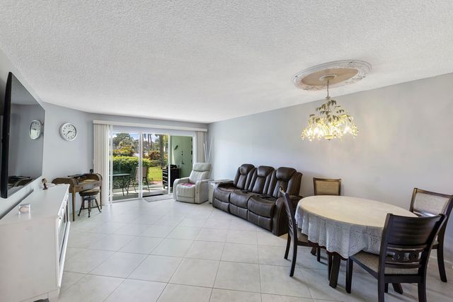 3590 Via Poinciana 107, Lake Worth, FL 33467