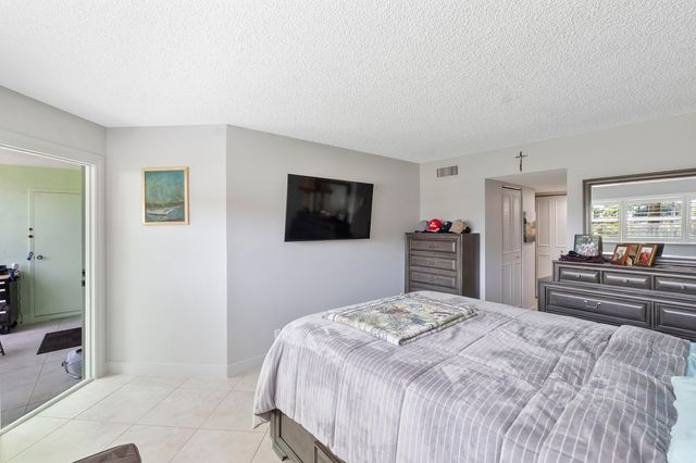 3590 Via Poinciana 107, Lake Worth, FL 33467