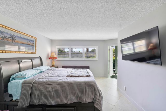 3590 Via Poinciana 107, Lake Worth, FL 33467