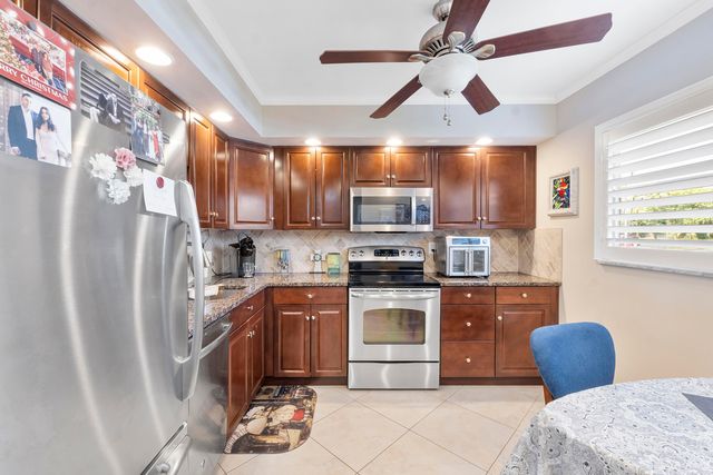 3590 Via Poinciana 107, Lake Worth, FL 33467