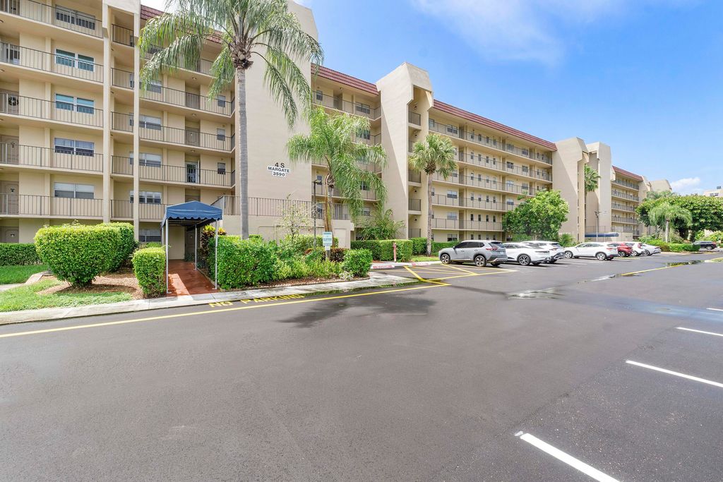 3590 Via Poinciana 107, Lake Worth, FL 33467