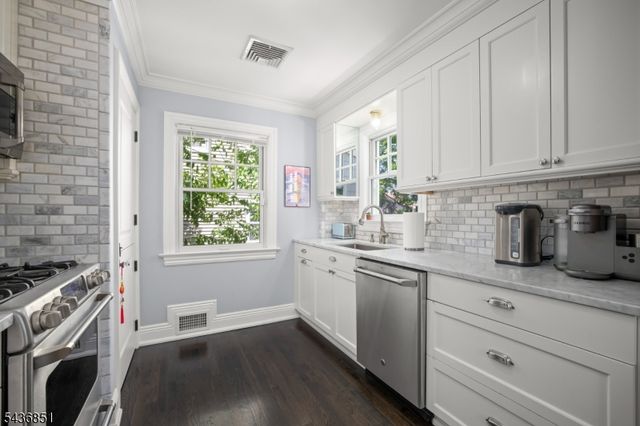 18 Sunset Dr, Millburn Twp., NJ 07041