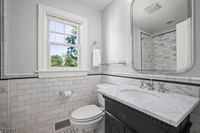 18 Sunset Dr, Millburn Twp., NJ 07041