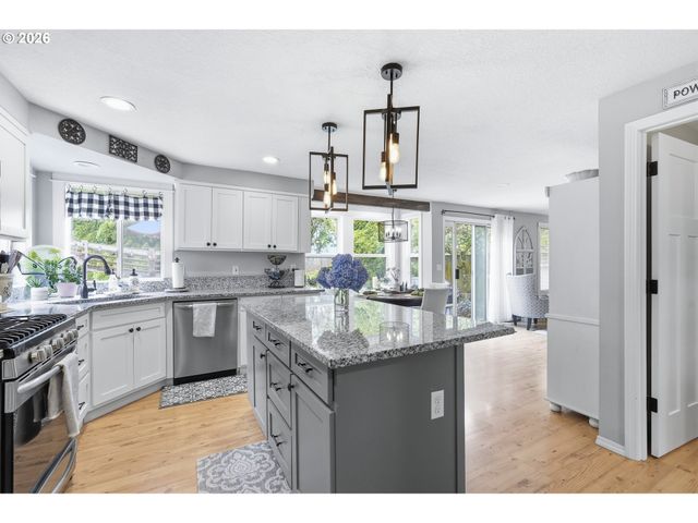 11235 Sw CHAMPOEG Dr, Wilsonville, OR 97070