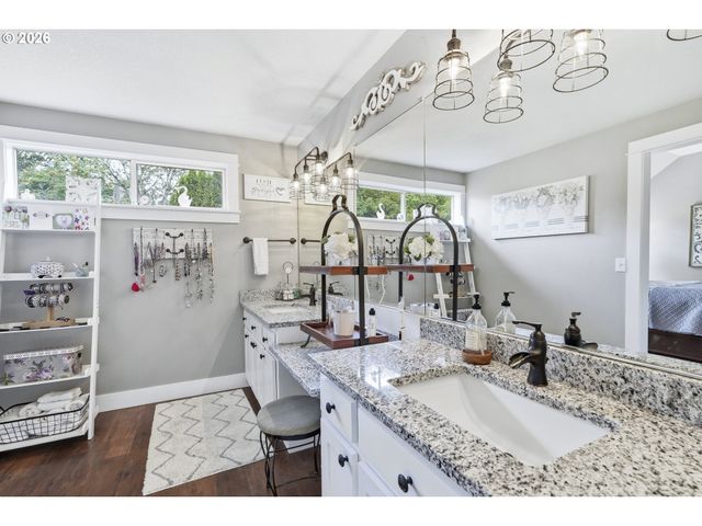 11235 Sw CHAMPOEG Dr, Wilsonville, OR 97070