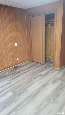 211 W BRYAN Street, Herrin, IL 62948