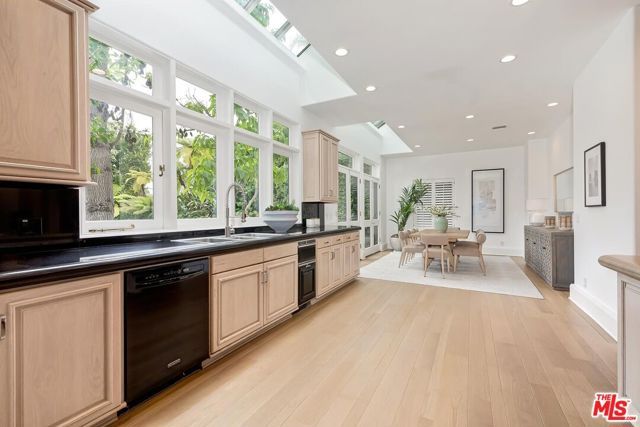 812 N Bedford Drive, Beverly Hills, CA 90210