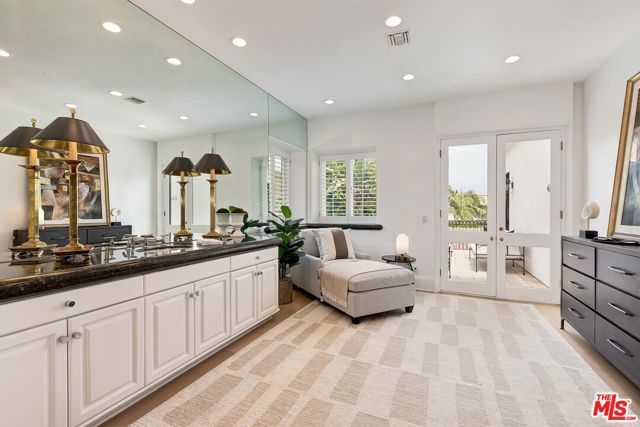812 N Bedford Drive, Beverly Hills, CA 90210