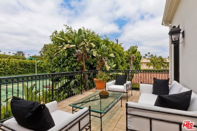 812 N Bedford Drive, Beverly Hills, CA 90210