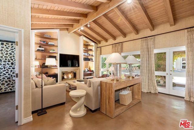 812 N Bedford Drive, Beverly Hills, CA 90210