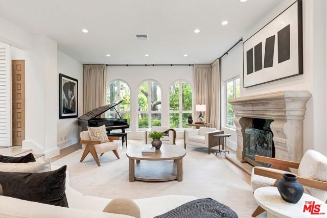 812 N Bedford Drive, Beverly Hills, CA 90210