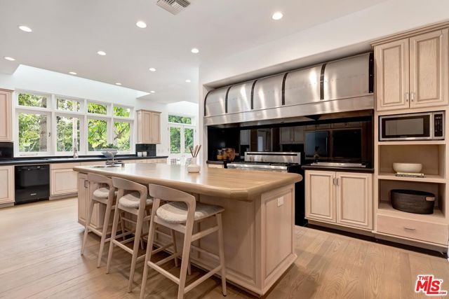 812 N Bedford Drive, Beverly Hills, CA 90210