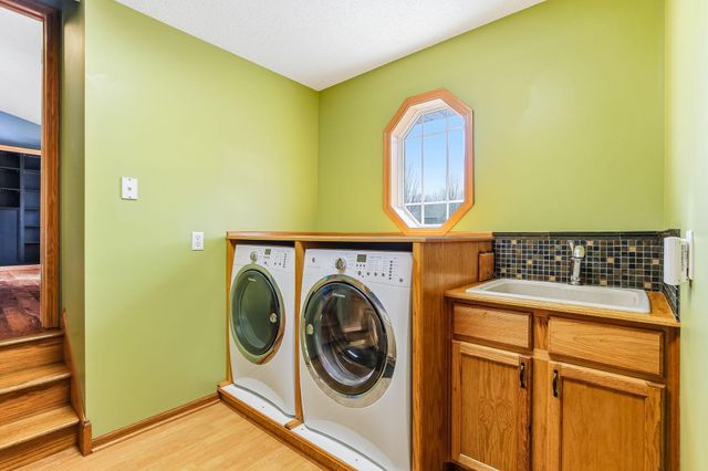 2445 Schaller Drive E, Maplewood, MN 55119