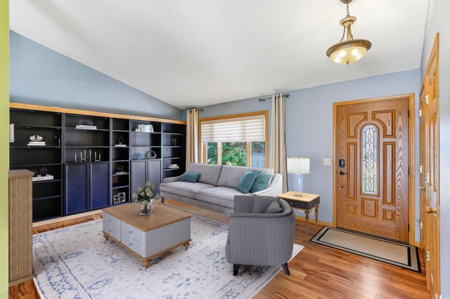 2445 Schaller Drive E, Maplewood, MN 55119