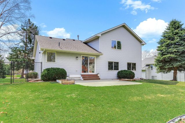 2445 Schaller Drive E, Maplewood, MN 55119