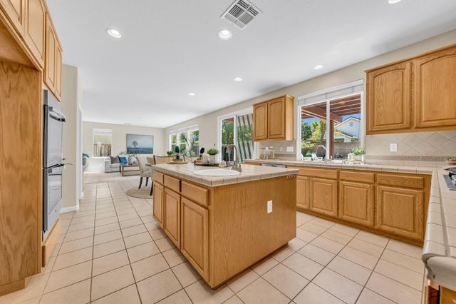 8425 Briggs Dr, Roseville, CA 95747