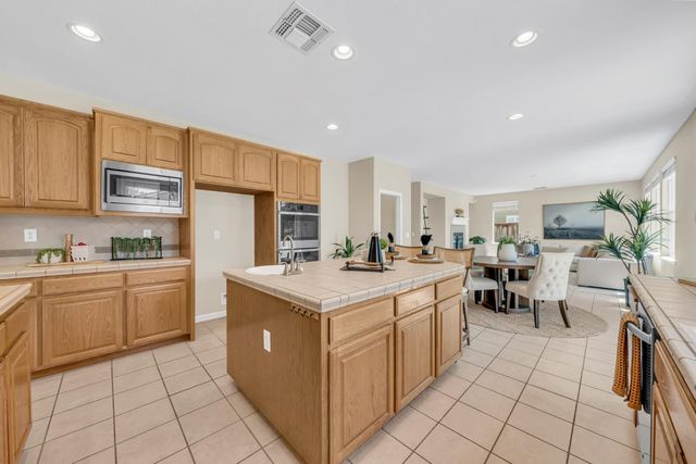 8425 Briggs Dr, Roseville, CA 95747