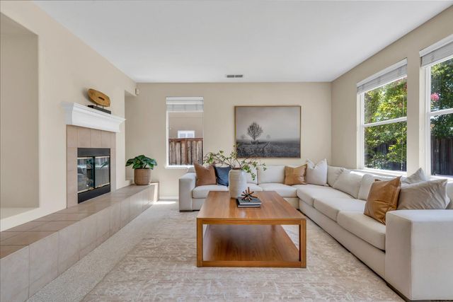 8425 Briggs Dr, Roseville, CA 95747