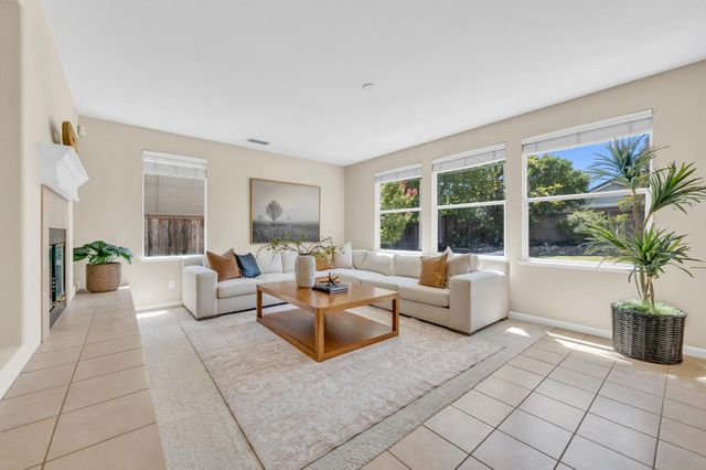 8425 Briggs Dr, Roseville, CA 95747