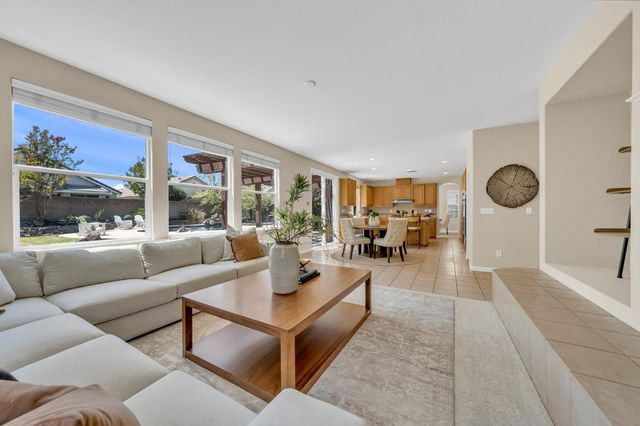 8425 Briggs Dr, Roseville, CA 95747