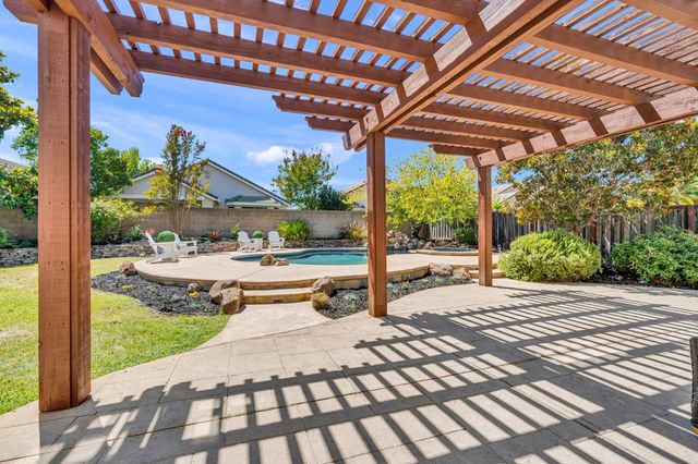 8425 Briggs Dr, Roseville, CA 95747