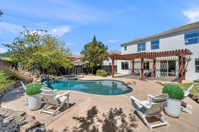 8425 Briggs Dr, Roseville, CA 95747