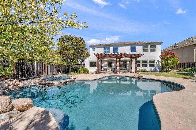 8425 Briggs Dr, Roseville, CA 95747