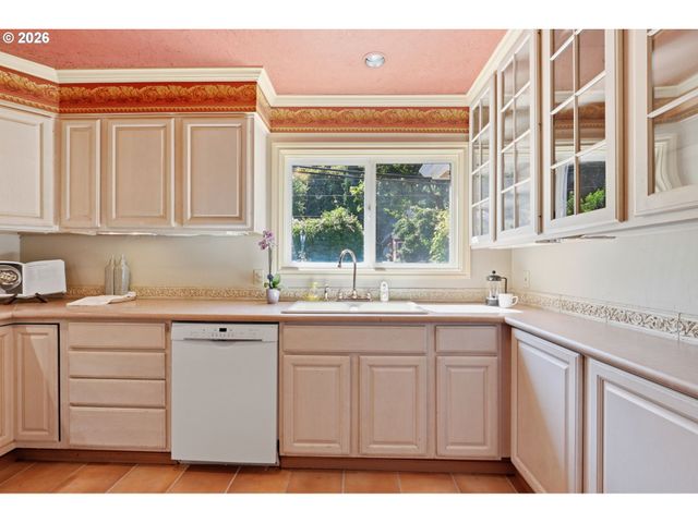 6010 S CORBETT Ave, Portland, OR 97239