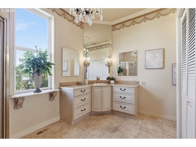 6010 S CORBETT Ave, Portland, OR 97239