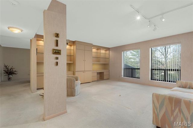 585 Coeur De Royale Drive 206, Creve Coeur, MO 63141