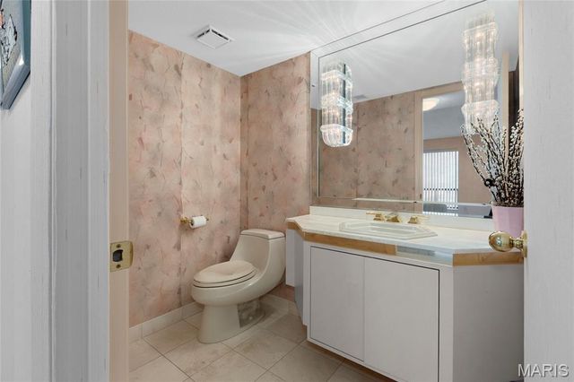 585 Coeur De Royale Drive 206, Creve Coeur, MO 63141