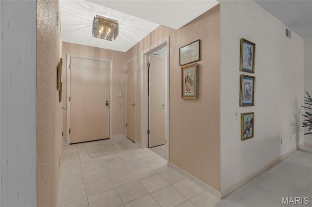 585 Coeur De Royale Drive 206, Creve Coeur, MO 63141