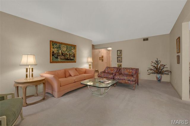 585 Coeur De Royale Drive 206, Creve Coeur, MO 63141