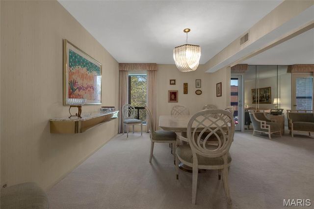 585 Coeur De Royale Drive 206, Creve Coeur, MO 63141