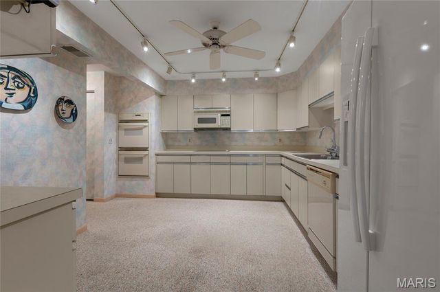 585 Coeur De Royale Drive 206, Creve Coeur, MO 63141