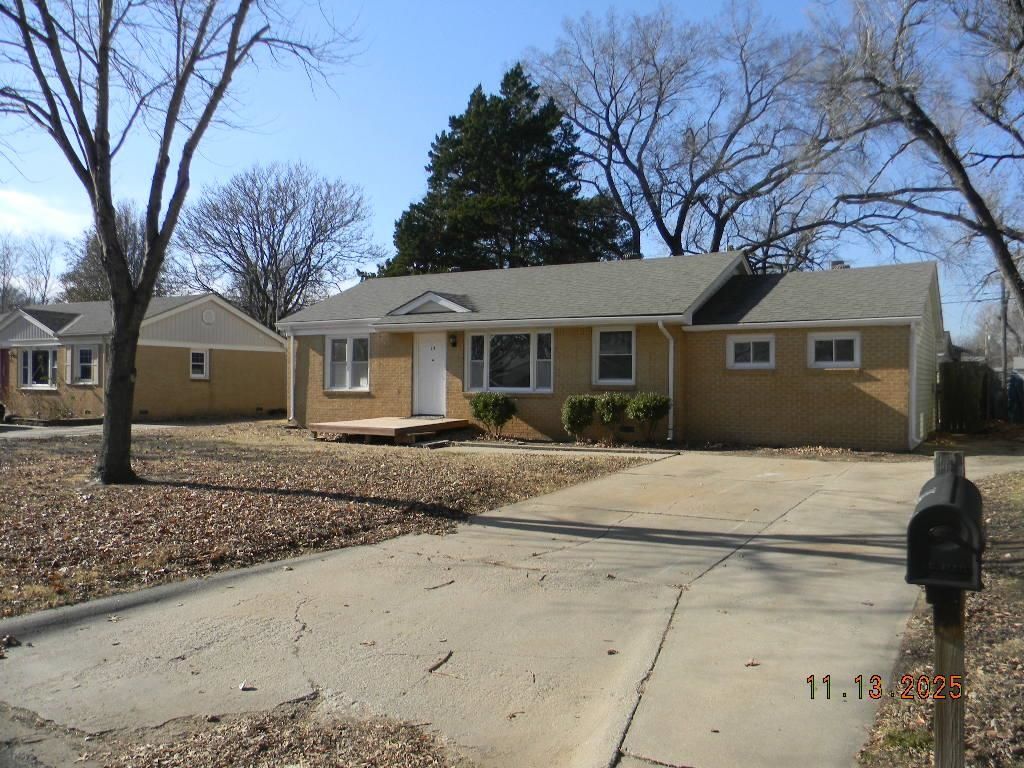 215 S Sunset Ave, Haysville, KS 67060