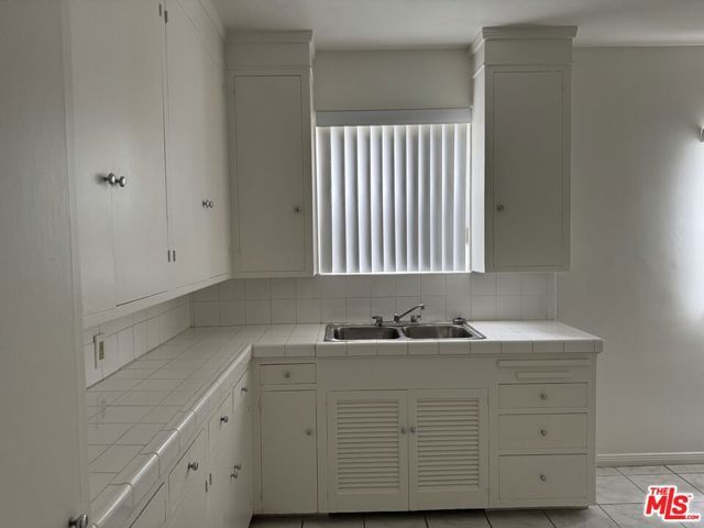 2722 W 43rd Place, Los Angeles, CA 90008